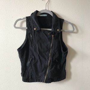 Black sleveless vest